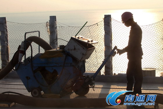 崇啟大橋進行鋼箱梁環氧瀝青橋面鋪裝[組圖]