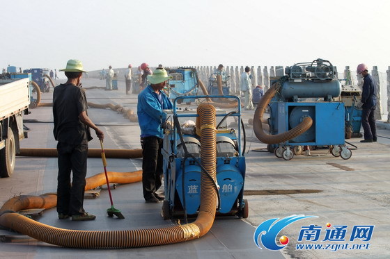 崇啟大橋進行鋼箱梁環氧瀝青橋面鋪裝[組圖]